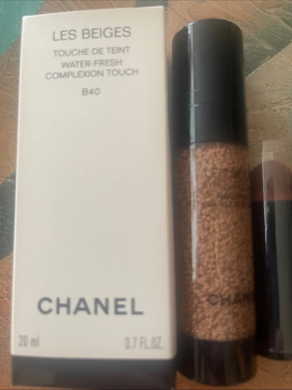 CHANEL Les Beiges Water-Fresh Complexion Touch B40 - new